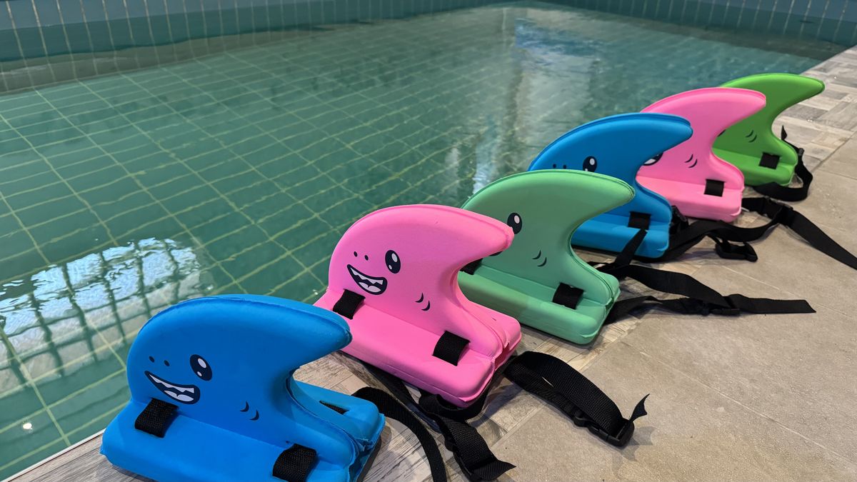 6 bunte Haifischflossen am Beckenrand des Hotel Paidion