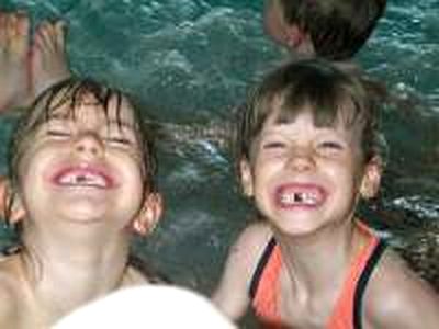Kinder lachen im Wasser