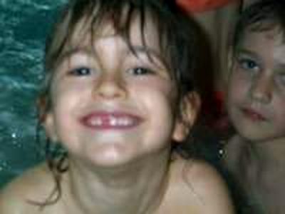 Glückliche Kinder nach dem Schwimmkurs